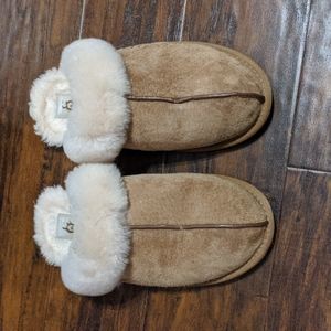 UGG scuffett house shoes.